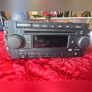 2004-2010 CHRYSLER DODGE JEEP RADIO STEREO MP3 CD PLAYER P05064171AE Like New.